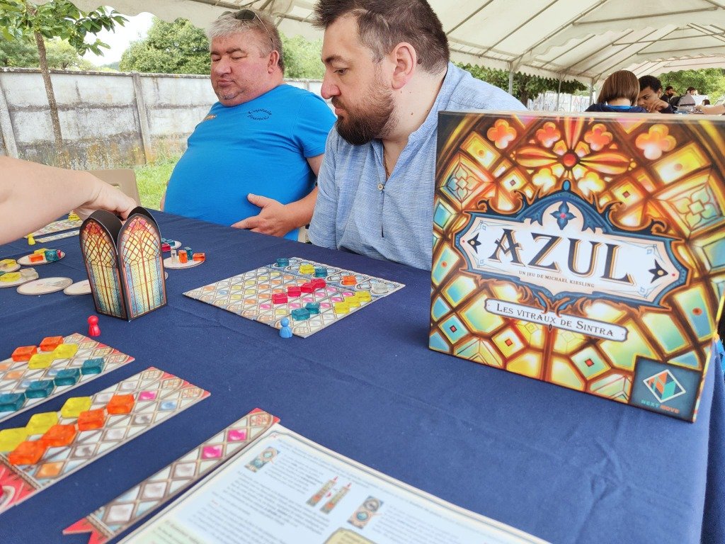 Francis jouant une partie d'Azul Les Vitraux de Sintra