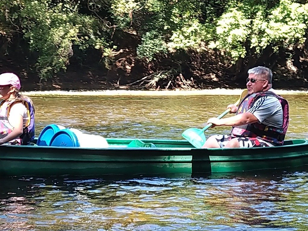 Francis en canoë sur la rivière
