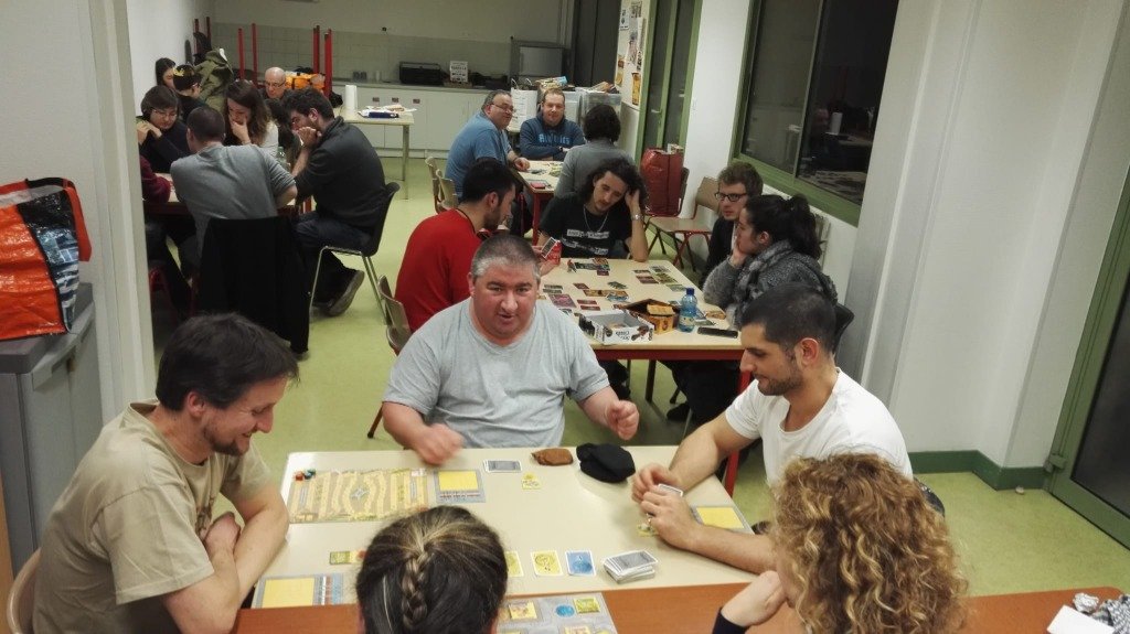 Francis au centre d'une table de jeux du vendredi soir accueillant les membres